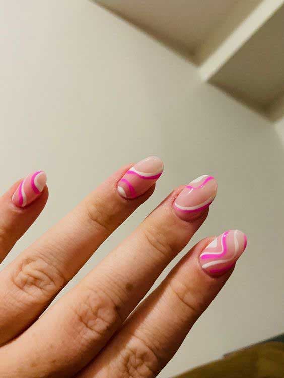 Unhas rosa em pó com desenhos de ondas