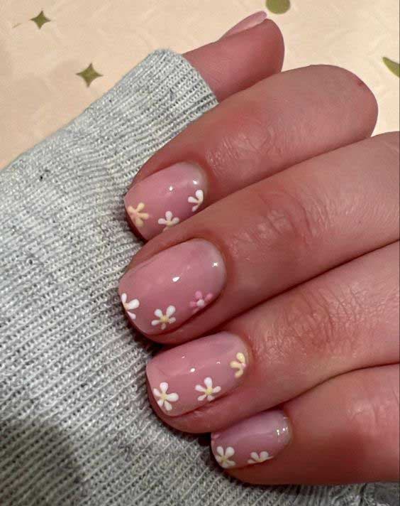 Unhas rosa em pó com desenhos florais