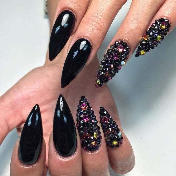 Unhas estilete pretas com strass