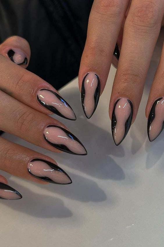 Unhas estilete pretas com tons nude