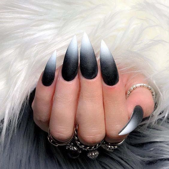 Unhas de estilete compridas em preto e branco