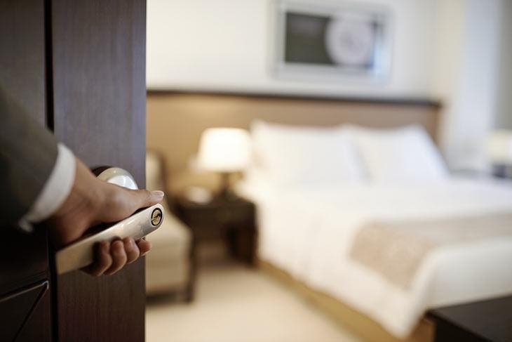 Comment détecter les caméras cachées dans votre chambre d'hôtel