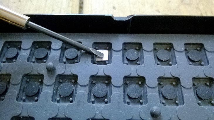 Foglio di alluminio posizionato sopra un pulsante del telecomando difettoso
