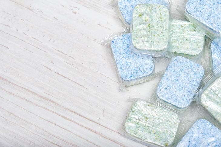 Pastillas para lavavajillas verdes y azules