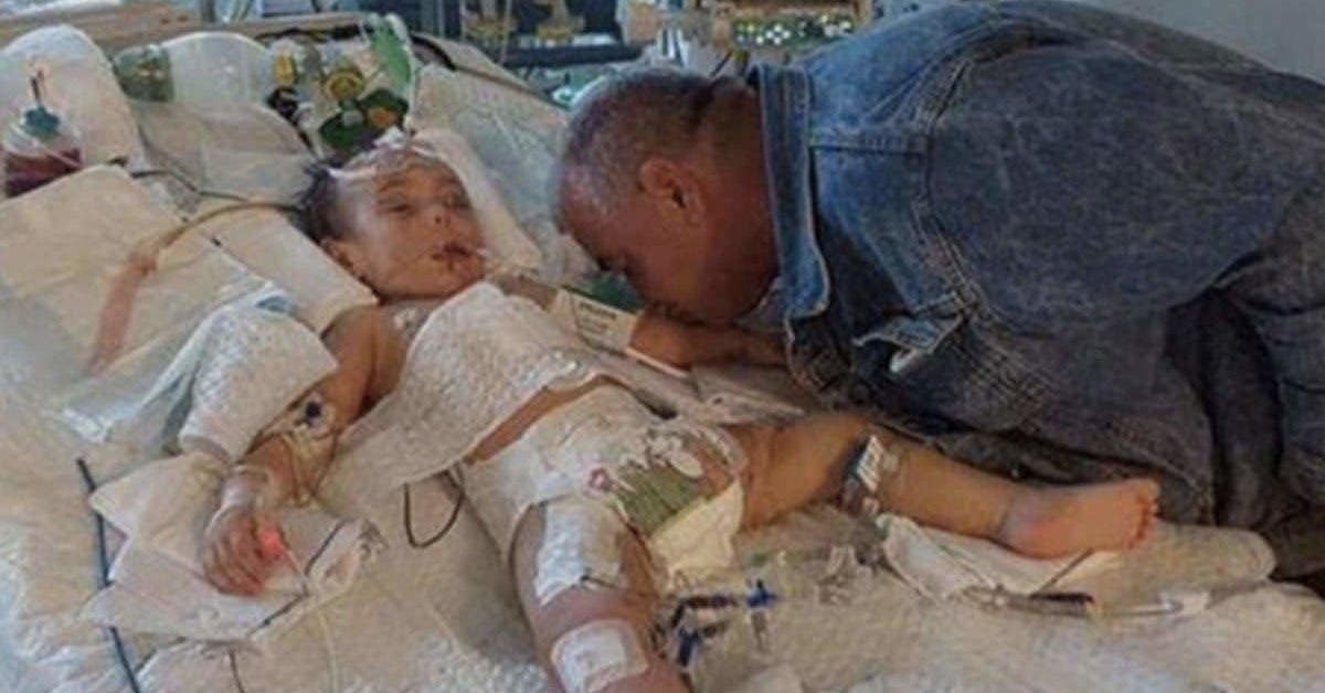 Un père au cœur brisé embrasse une dernière fois sa fille morte à cause de la maman