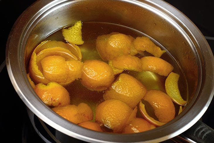 Pelures d’orange dans une casserole
