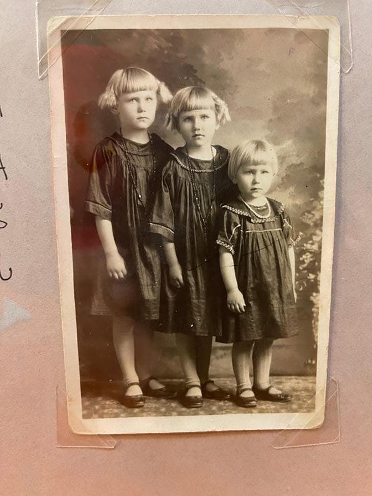 Foto de las tres hermanas en su infancia.