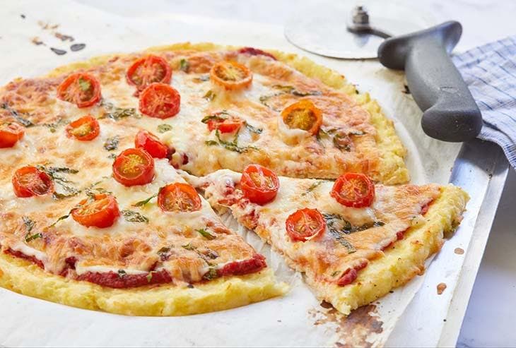 Pizza com base de couve-flor