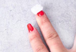 CALLARON Papier à Ongles Sans Peluches - 2 Rouleaux (1000 Lingettes) Pour Retirer Le Vernis - Absorbant, Doux Et Pratique Pour La Manucure - 3