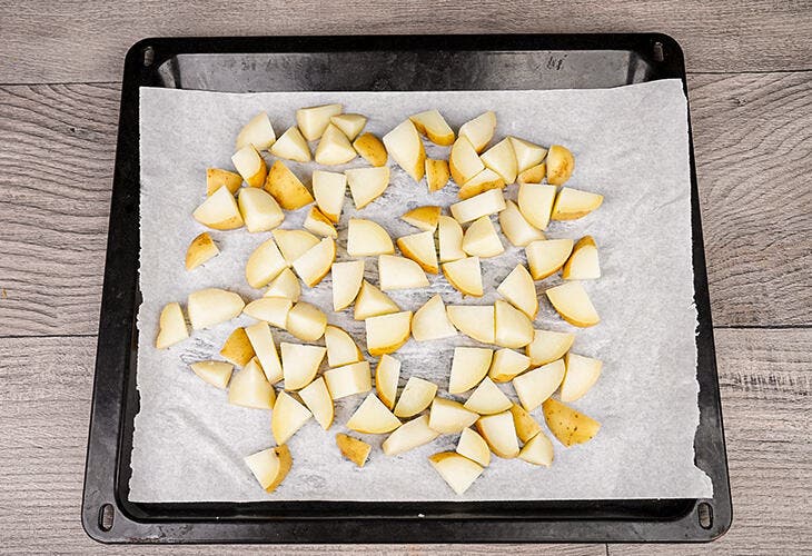 Placez les pomme de terre sur une plaque de cuisson pour les congeler Placez les pomme de terre sur une plaque de cuisson pour les congeler