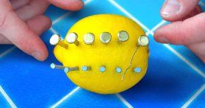 Plantez des clous dans un citron