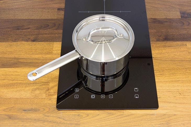 Entretenir sa plaque de cuisson vitrocéramique : 6 astuces pour la