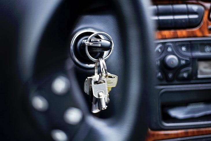 Varias llaves mezcladas en la llave del auto