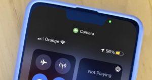 Point vert en haut de l'écran d'un téléphone iPhone ou Samsung