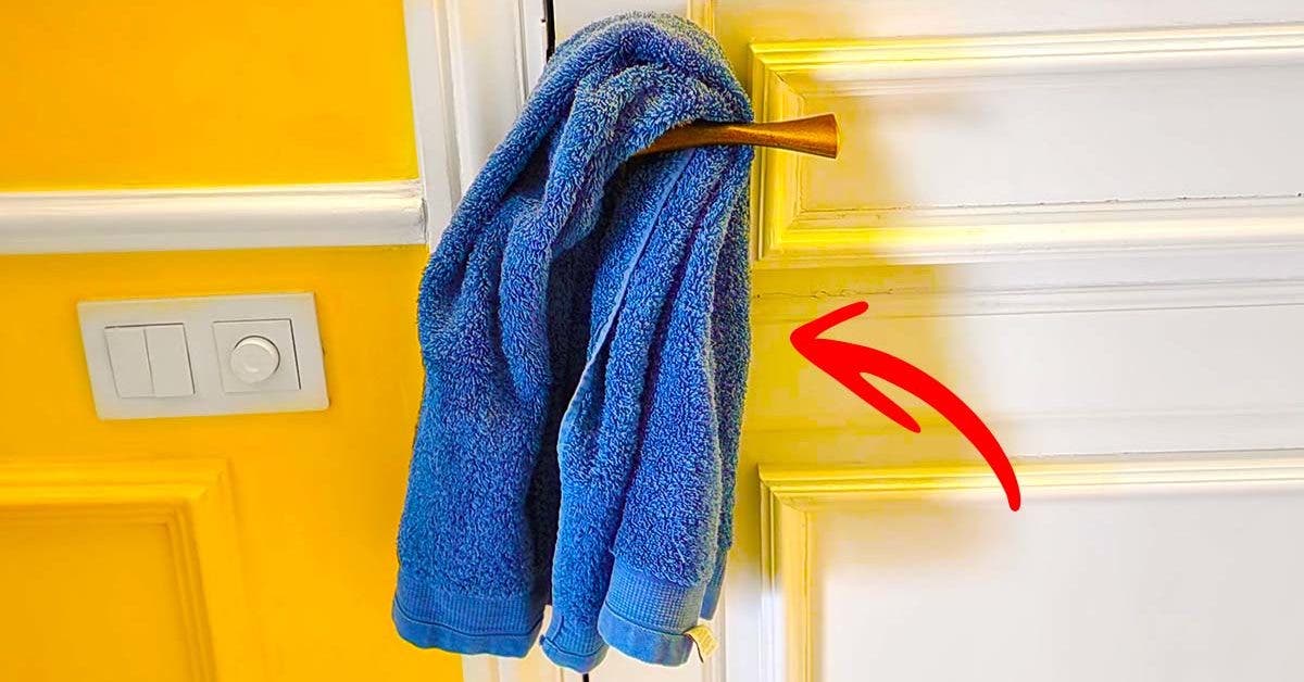 Pourquoi accrocher une serviette humide à la poignée de la porte001