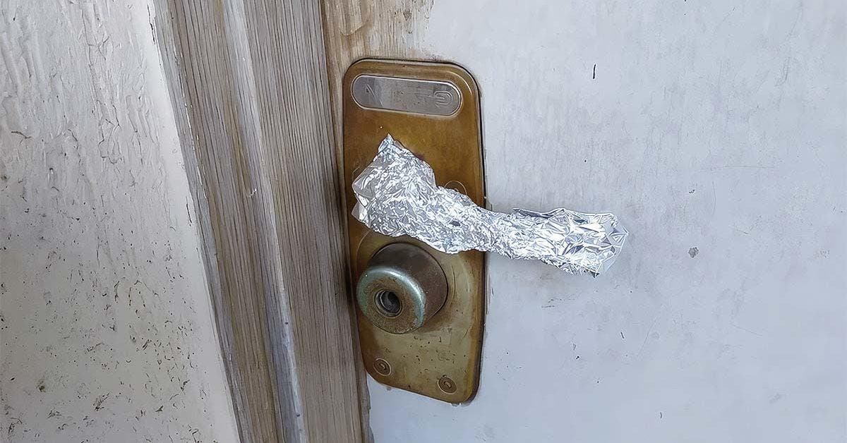 Pourquoi est-il bon d’envelopper la poignée de porte avec du papier aluminium_