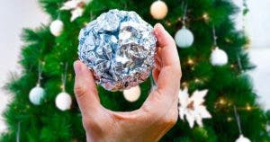 Pourquoi est-il important de mettre des boules de papier aluminium au pied du sapin de Noël final