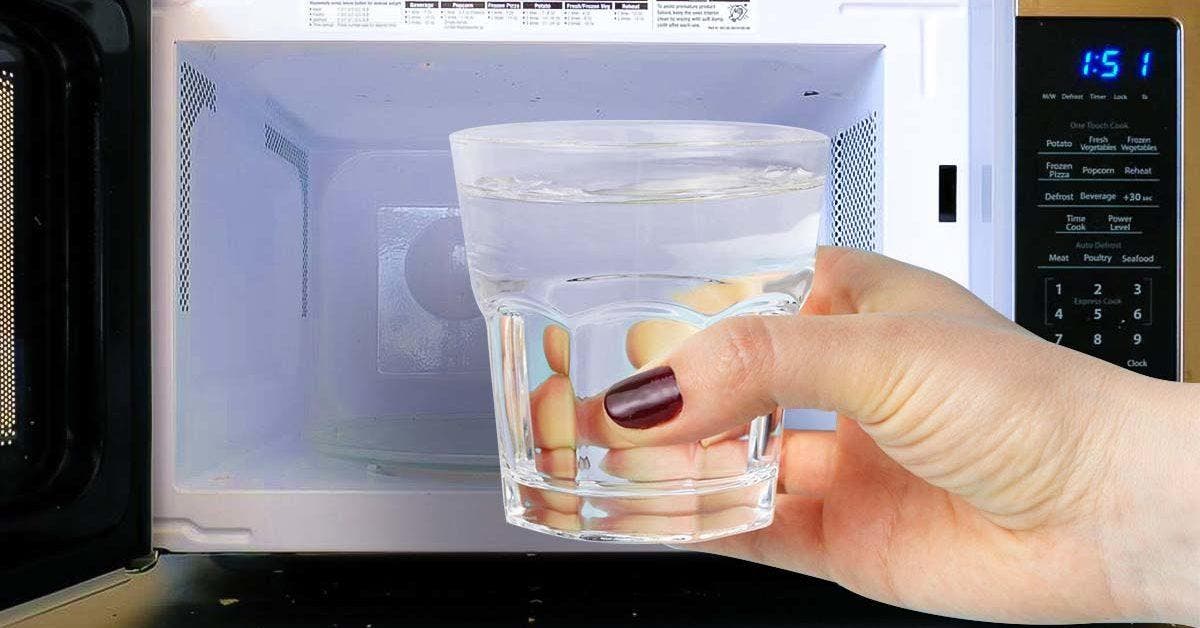 Pourquoi est-il important de mettre un verre d’eau au micro-ondes