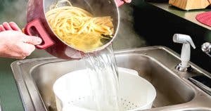 Pourquoi est-il important de ne pas jeter l’eau des pâtes dans l’évier ?