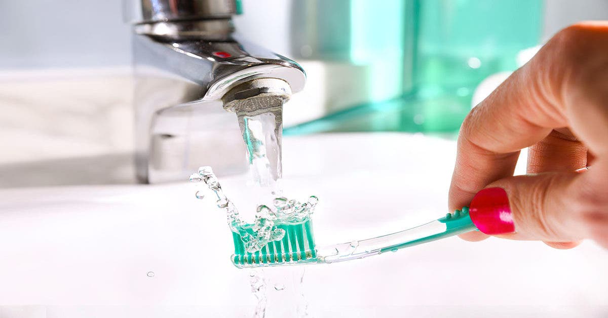Pourquoi est-il important de ne pas mouiller la brosse à dents avant de vous laver les dents ?