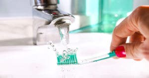 Pourquoi est-il important de ne pas mouiller la brosse à dents avant de vous laver les dents ?