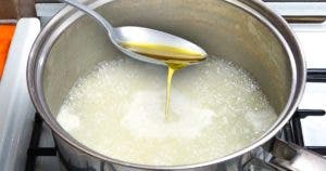 Pourquoi est-il important verser une cuillère d’huile dans l’eau bouillante