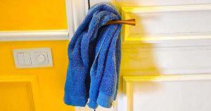 Pourquoi faut-il accrocher une serviette humide à la poignée de la porte