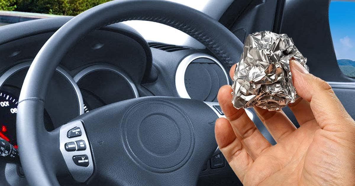 Pourquoi faut-il avoir du papier aluminium sur le tableau de bord de la voiture