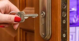 Pourquoi faut-il éviter de laisser les clés sur la serrure de la porte final