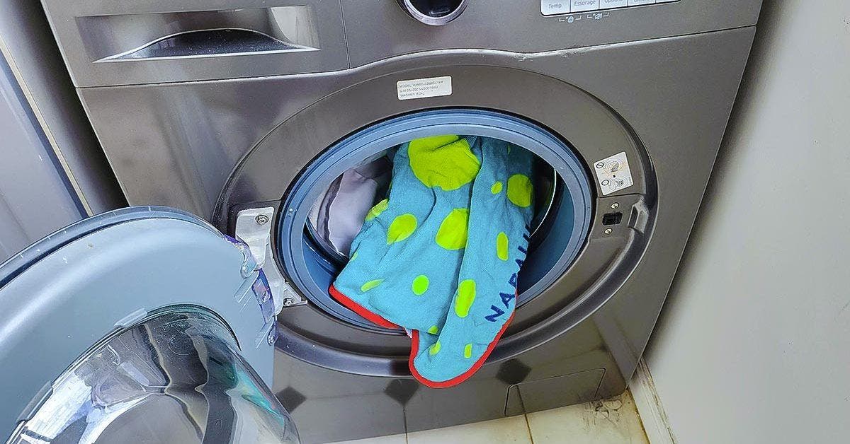 Pourquoi faut-il éviter de laisser les vêtements mouillés dans la machine à laver