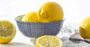 Pourquoi faut-il mettre une éponge imbibé de jus de citron au réfrigérateur