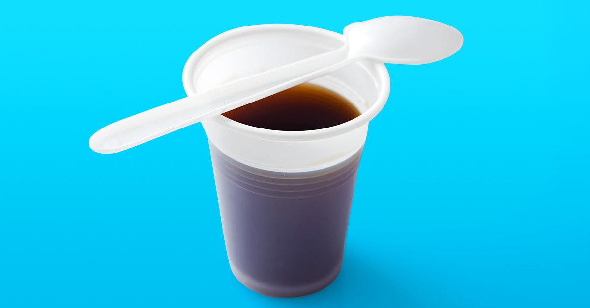 boire de café dans les gobelets en plastique