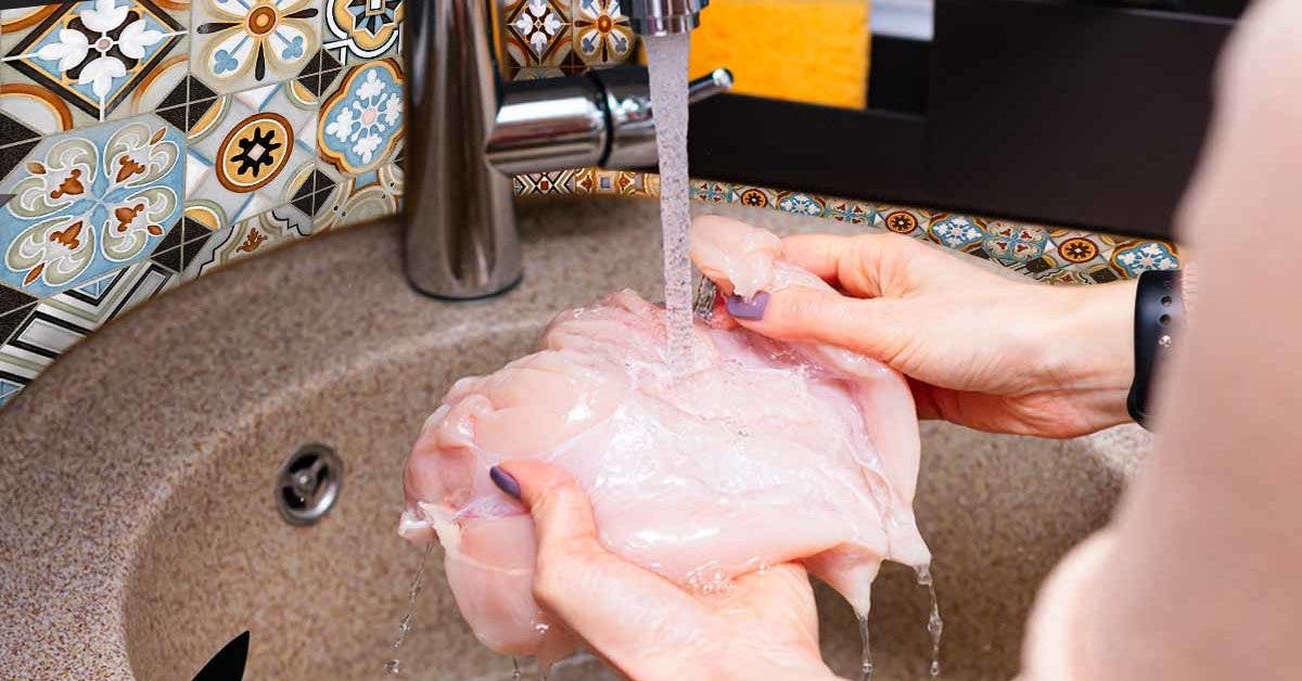 Pourquoi faut-il ne plus laver le poulet avec de l'eau