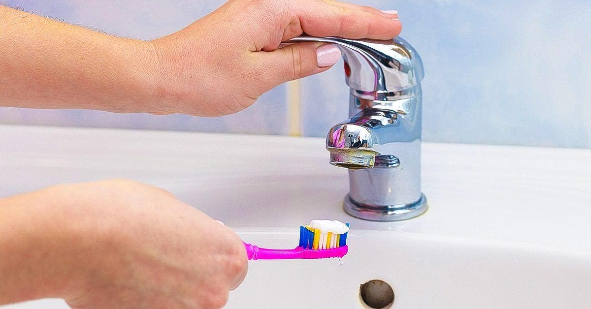 Pourquoi faut-il ne plus mouiller votre brosse à dents