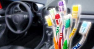 Pourquoi faut-il toujours avoir une brosse à dents dans la voiture ? Tous les automobilistes s’y mettent, la raison est géniale