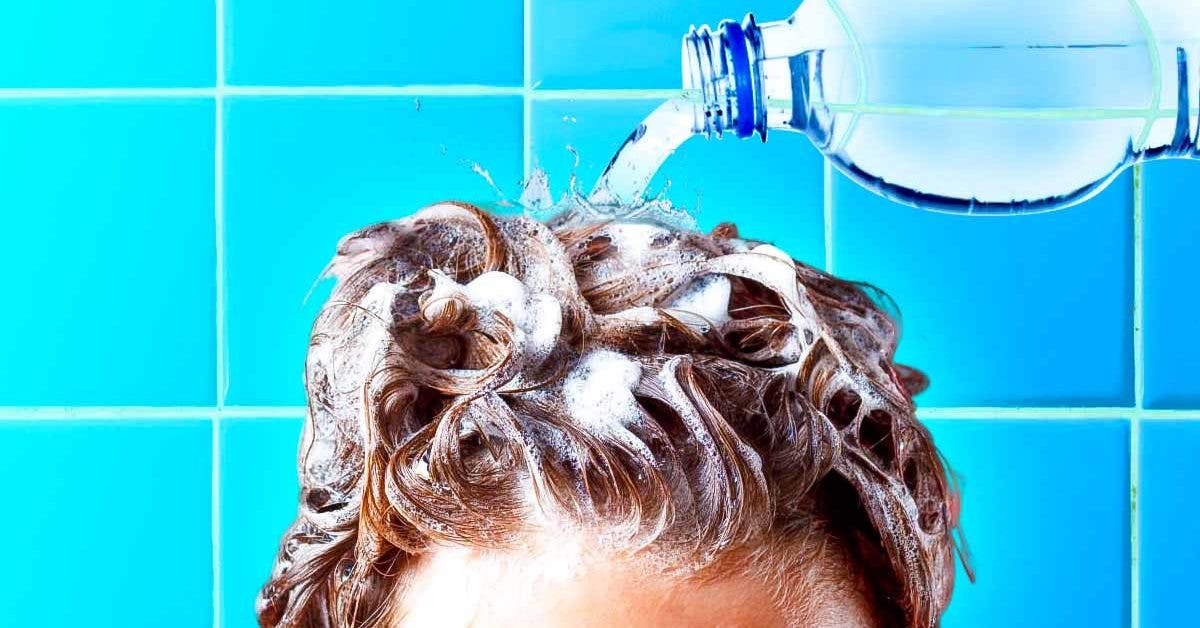 Pourquoi faut-il verser de l’eau minérale sur les cheveux001