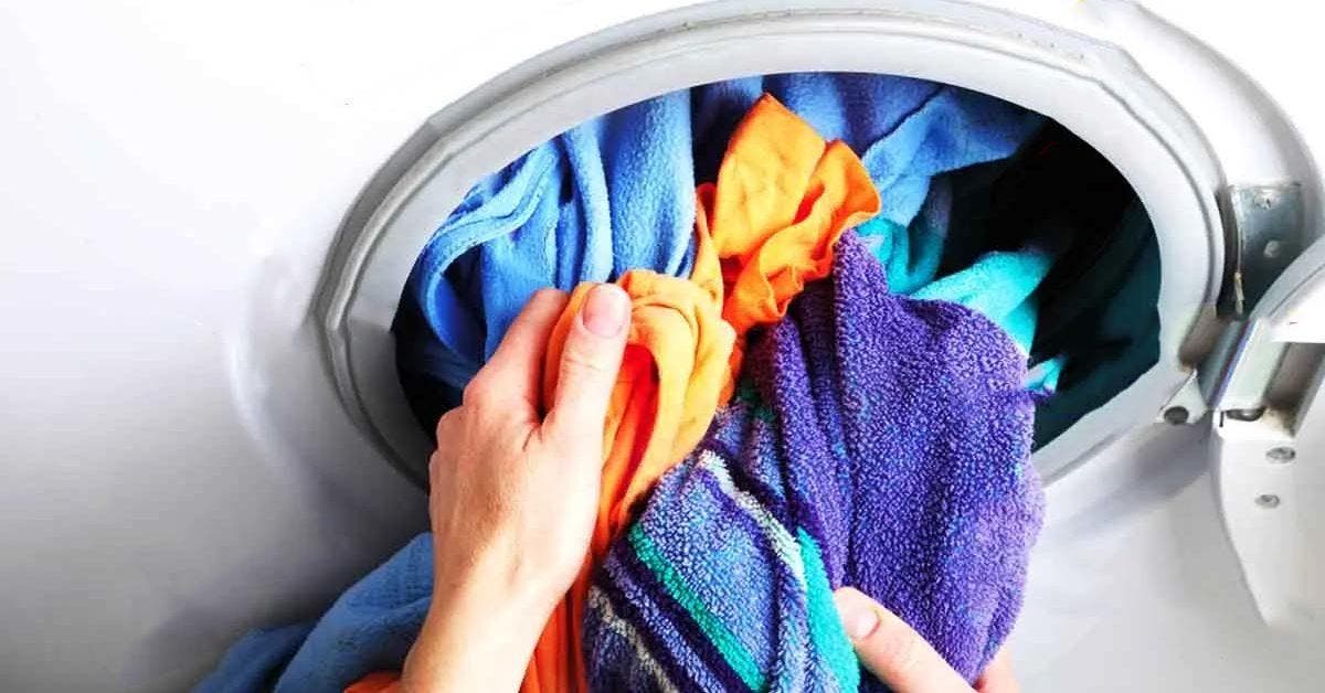Pourquoi il ne faut pas laisser ses vêtements dans la machine à laver pendant toute la nuit