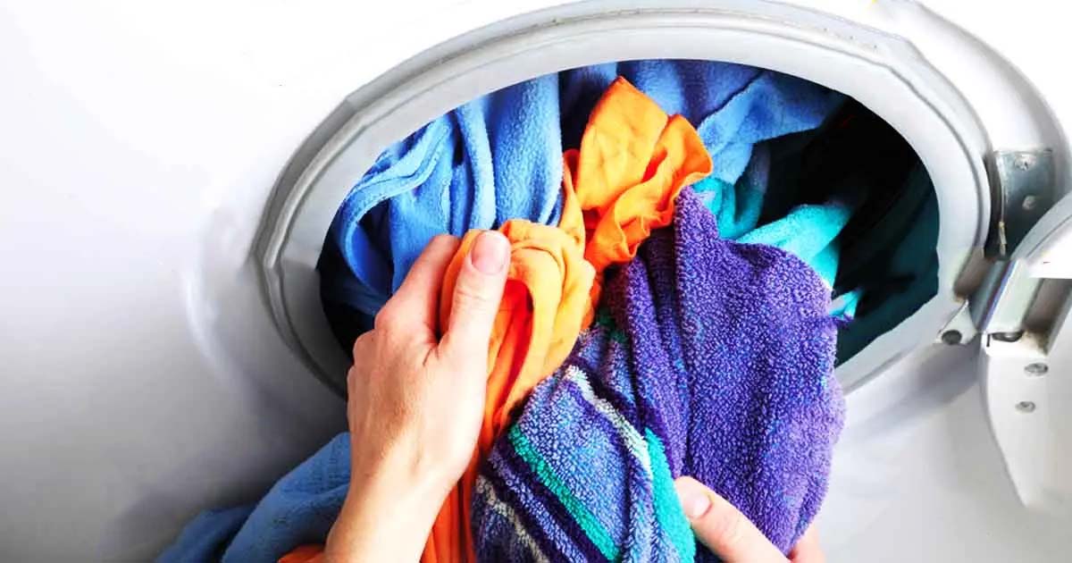 Pourquoi ma machine à laver sentelle mauvais ? 4 astuces simples et efficaces contre les