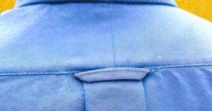 Pourquoi les chemises pour hommes possedent elles une boucle dans le dos