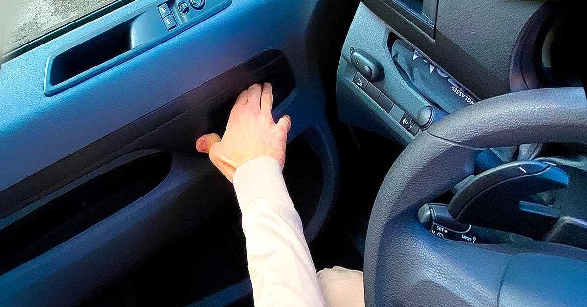 Pourquoi les conducteurs expérimentés ouvrent toujours la porte de la voiture avec la main droite001