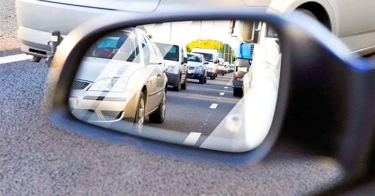 Gros Plan Sur La Vue Avant Du Rétroviseur Latéral De La Voiture