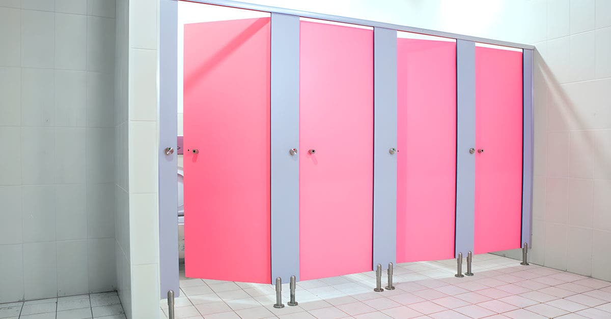 Pourquoi les portes des toilettes publiques ne vont pas jusqu'au sol