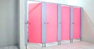 Pourquoi les portes des toilettes publiques ne vont pas jusqu'au sol