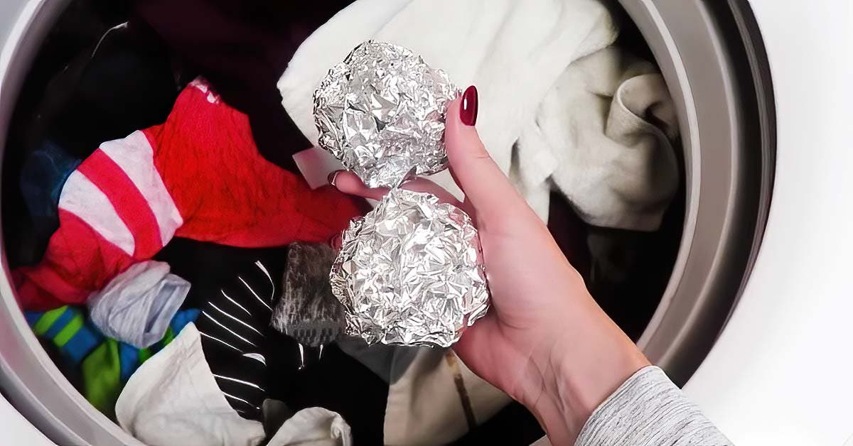 Pourquoi vous devez absolument mettre une boule de papier d'aluminium dans  le lave-linge ?