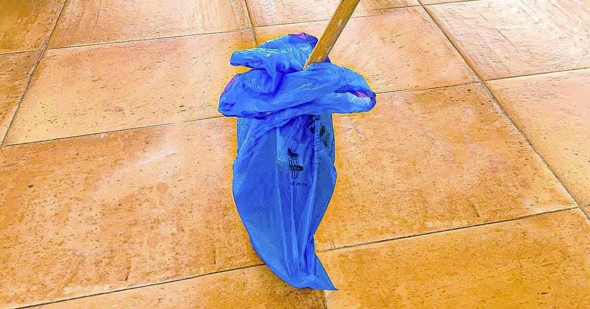 Pourquoi vous devez mettre un sac plastique sur le balai