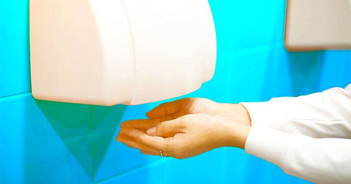 Pourquoi vous ne devez plus utiliser les sèche-mains automatiques