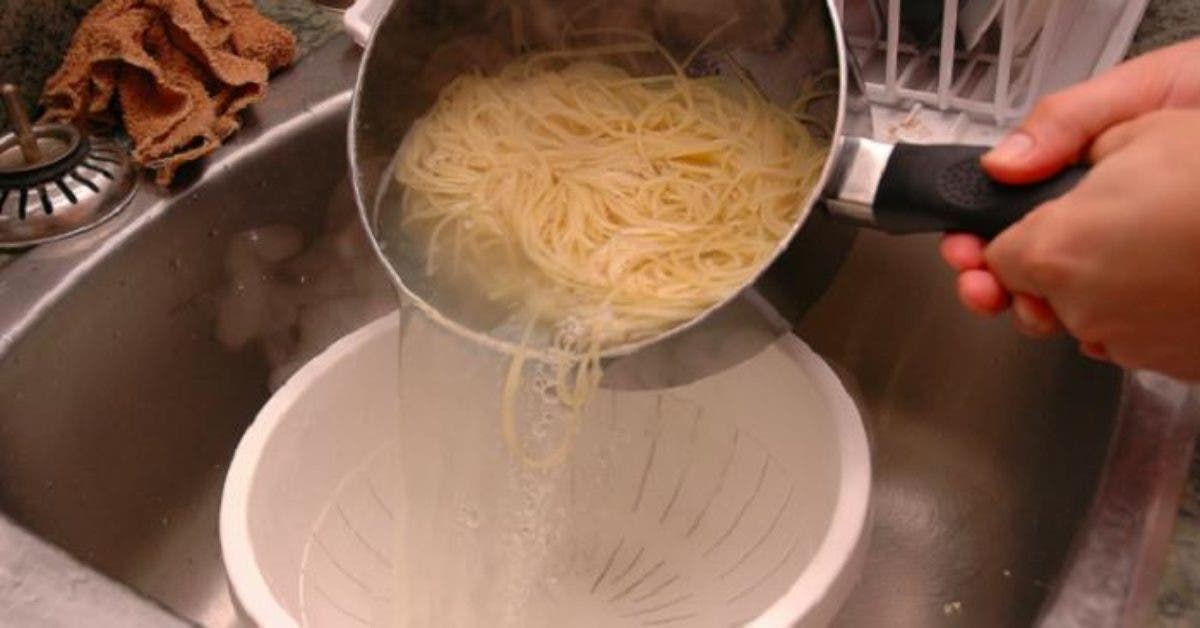 Промывать лапшу. Сливать воду из кастрюли. Сливаем макароны в дуршлаг. Спагетти из кастрюли. Дуршлаг для макарон.