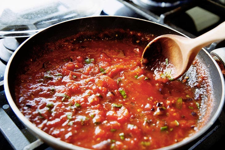 Préparation de la sauce tomate