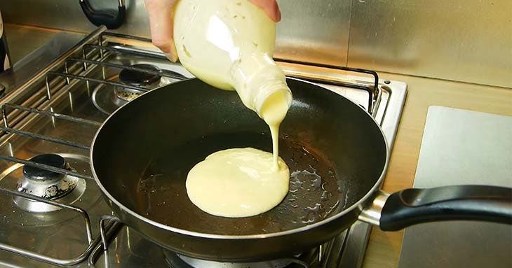 Preparare i pancake usando una bottiglia di plastica