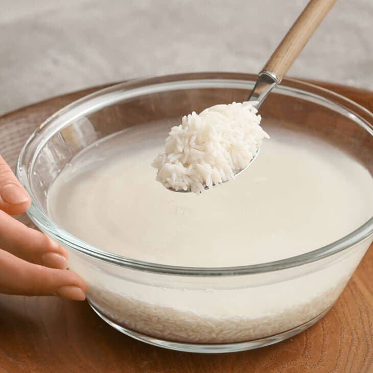 Preparación de mascarilla de arroz para el cabello.